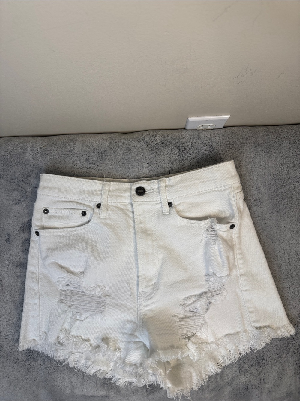 Abercrombie & Fitch White High Rise Distressed Denim Shorts - Size 25 (0)